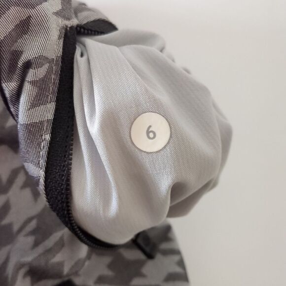 Lululemon Tracker Short II Giant Houndstooth 4” MR Sz 6 - Picture 9 of 10